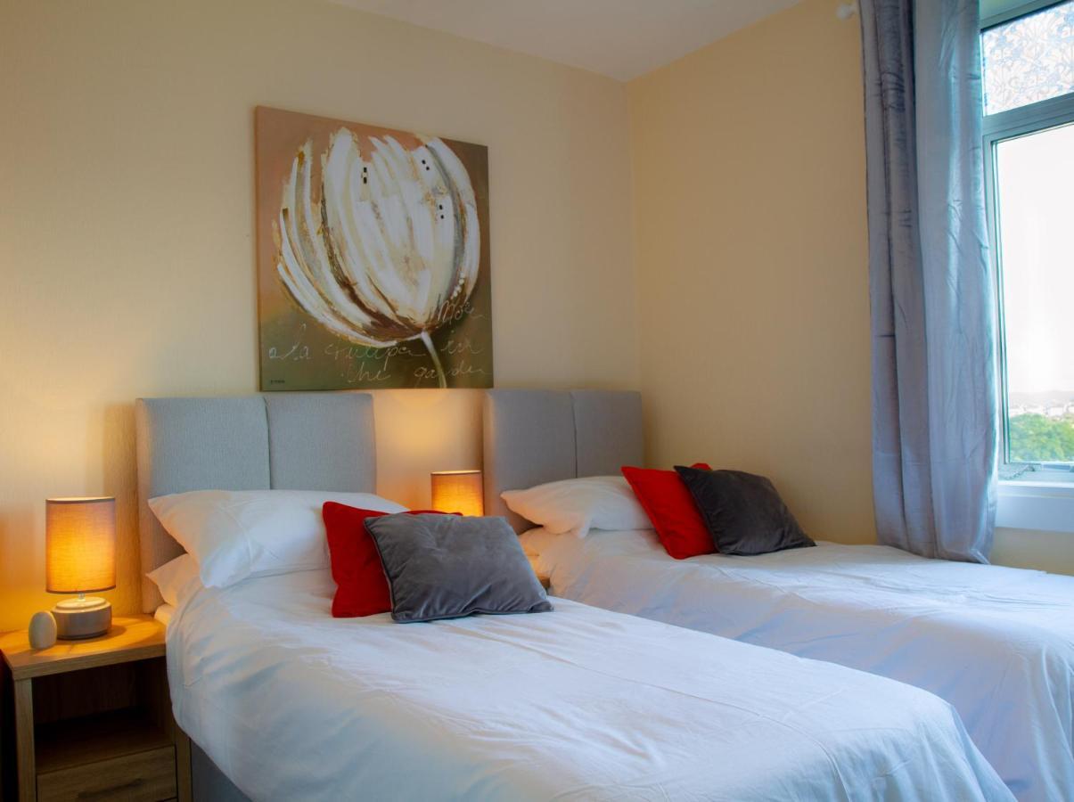 Appartement Carvetii - Fox House - 1St Floor Flat Sleeps Up To 8 à Dunfermline Extérieur photo